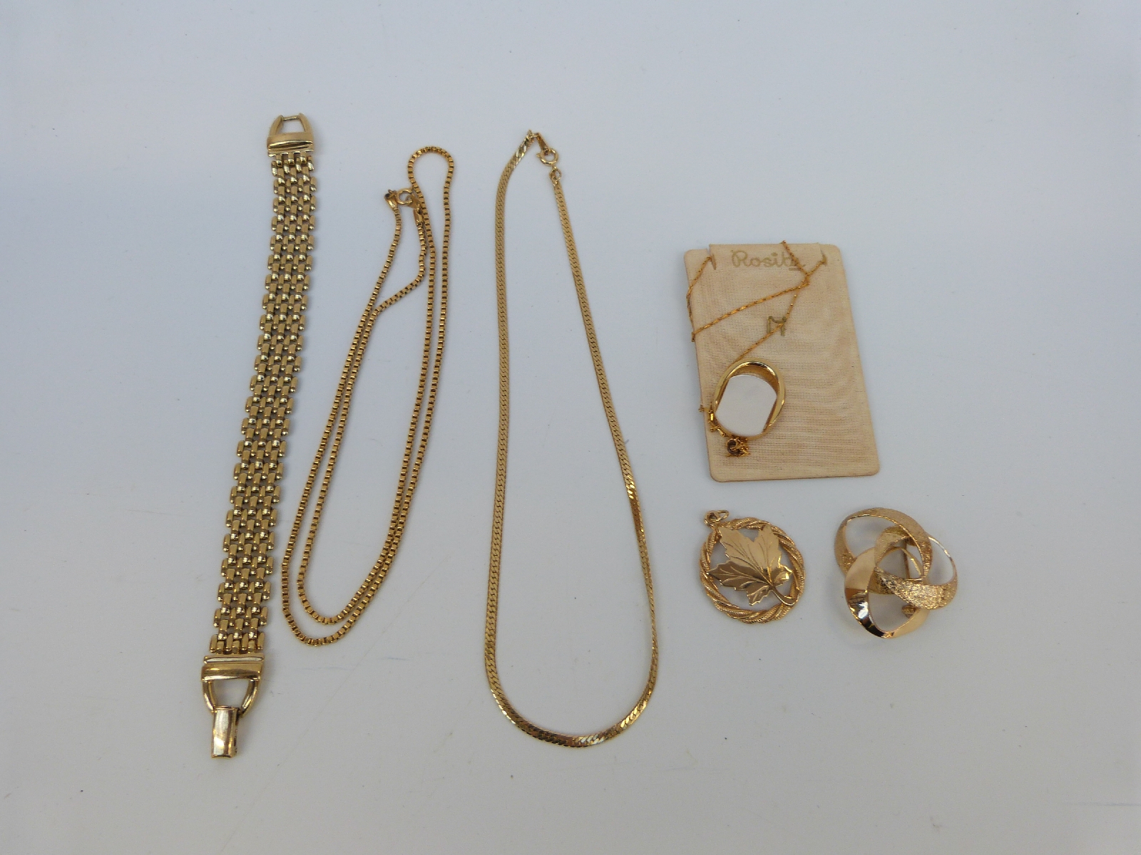 A collection of costume jewellery to include necklaces, - Image 13 of 17