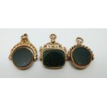 Three 9ct gold swivel fobs set with blood agate to one side and carnelian agate to the other