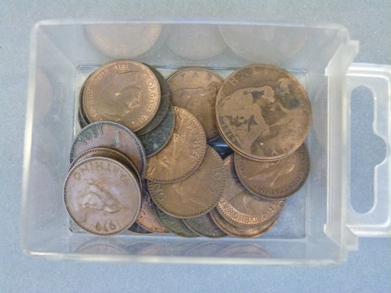 An amateur collection of largely UK coinage in a small collector's cabinet, - Bild 7 aus 17