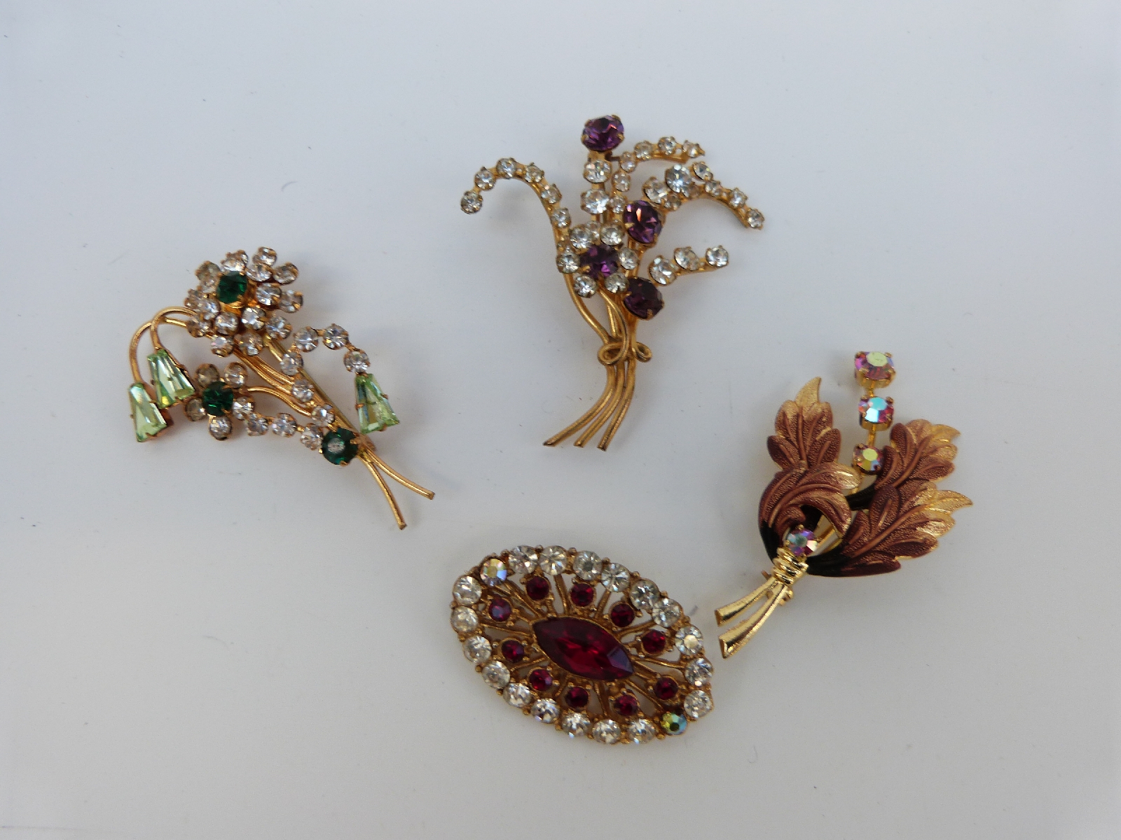 A collection of costume jewellery to include necklaces, - Image 11 of 17