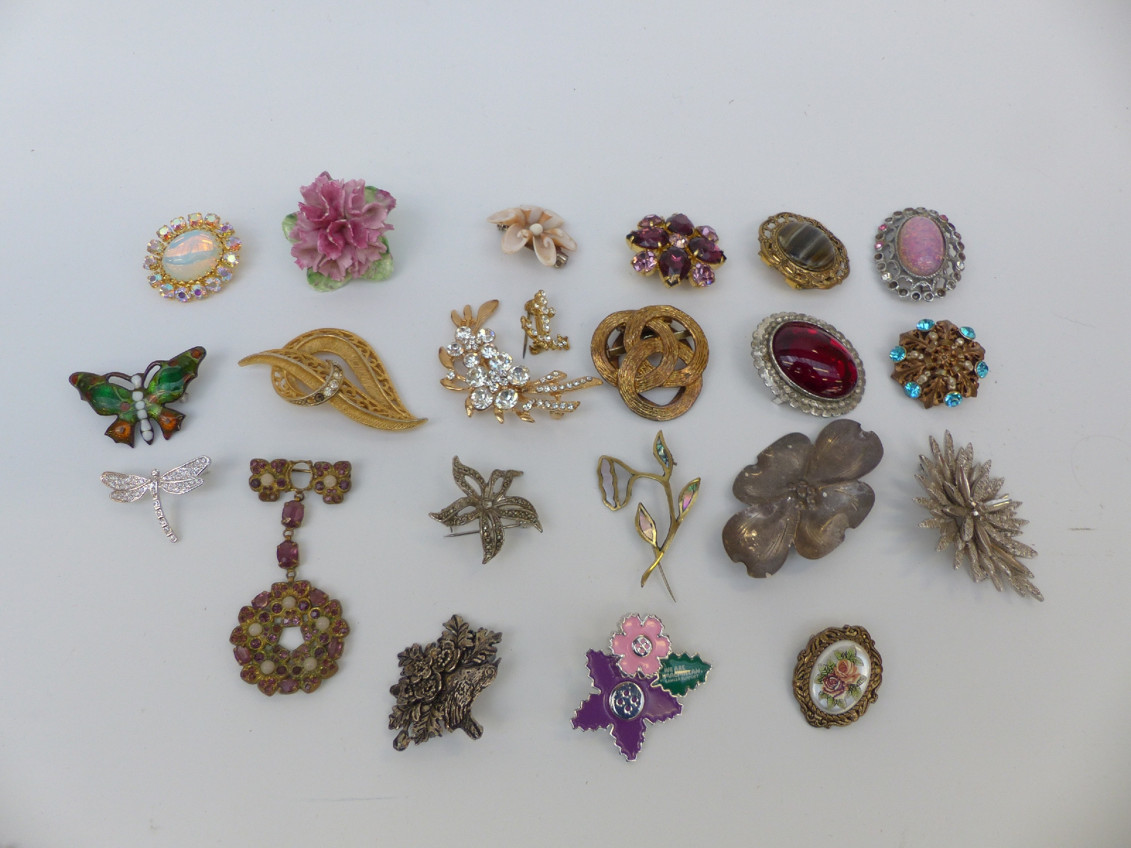 A collection of costume jewellery to include beads, brooches, Weiss bracelet, - Image 18 of 25