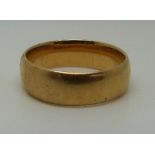 A 22ct gold wedding ring, 5.