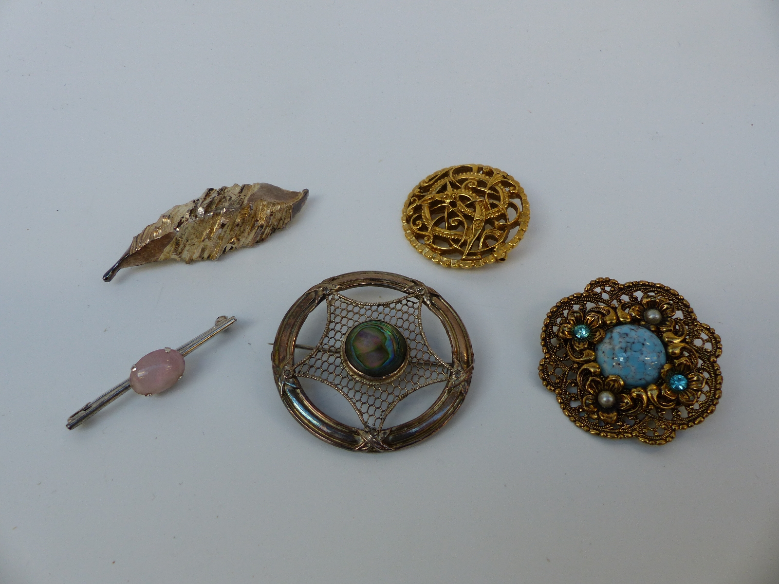 A collection of silver brooches to include one in the form of a leaf, - Image 3 of 5