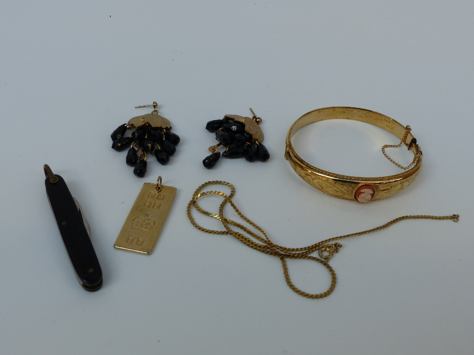 A collection of costume jewellery including rings, brooches including Miracle and Mizpah, - Image 17 of 21