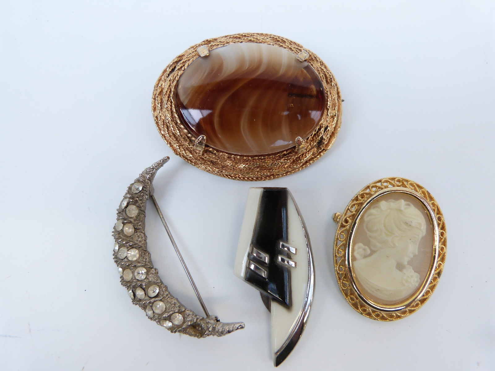 A collection of jewellery to include amber, agate necklace, French jet, - Image 14 of 27