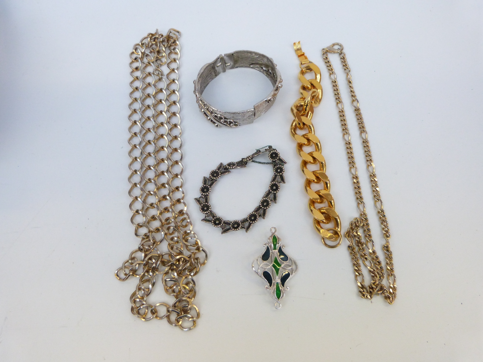 A collection of costume jewellery to include silver filigree brooch, silver spoon, silver brooch, - Image 3 of 12