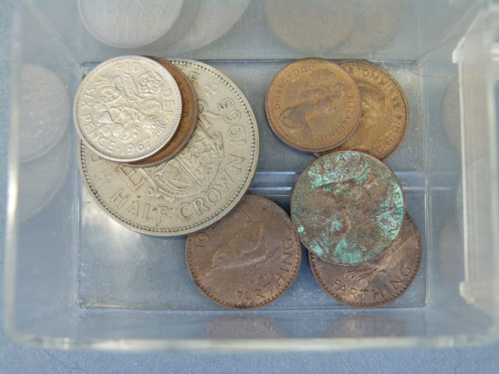 An amateur collection of largely UK coinage in a small collector's cabinet, - Bild 10 aus 17