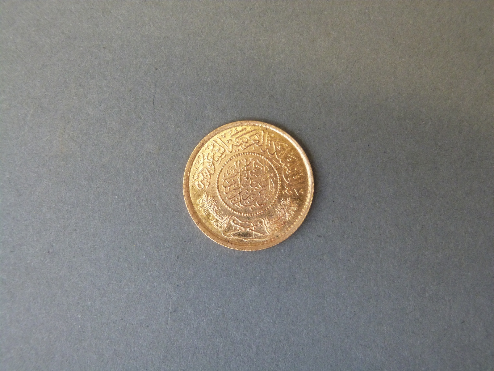 A Middle Eastern gold coin, 8. - Image 2 of 2