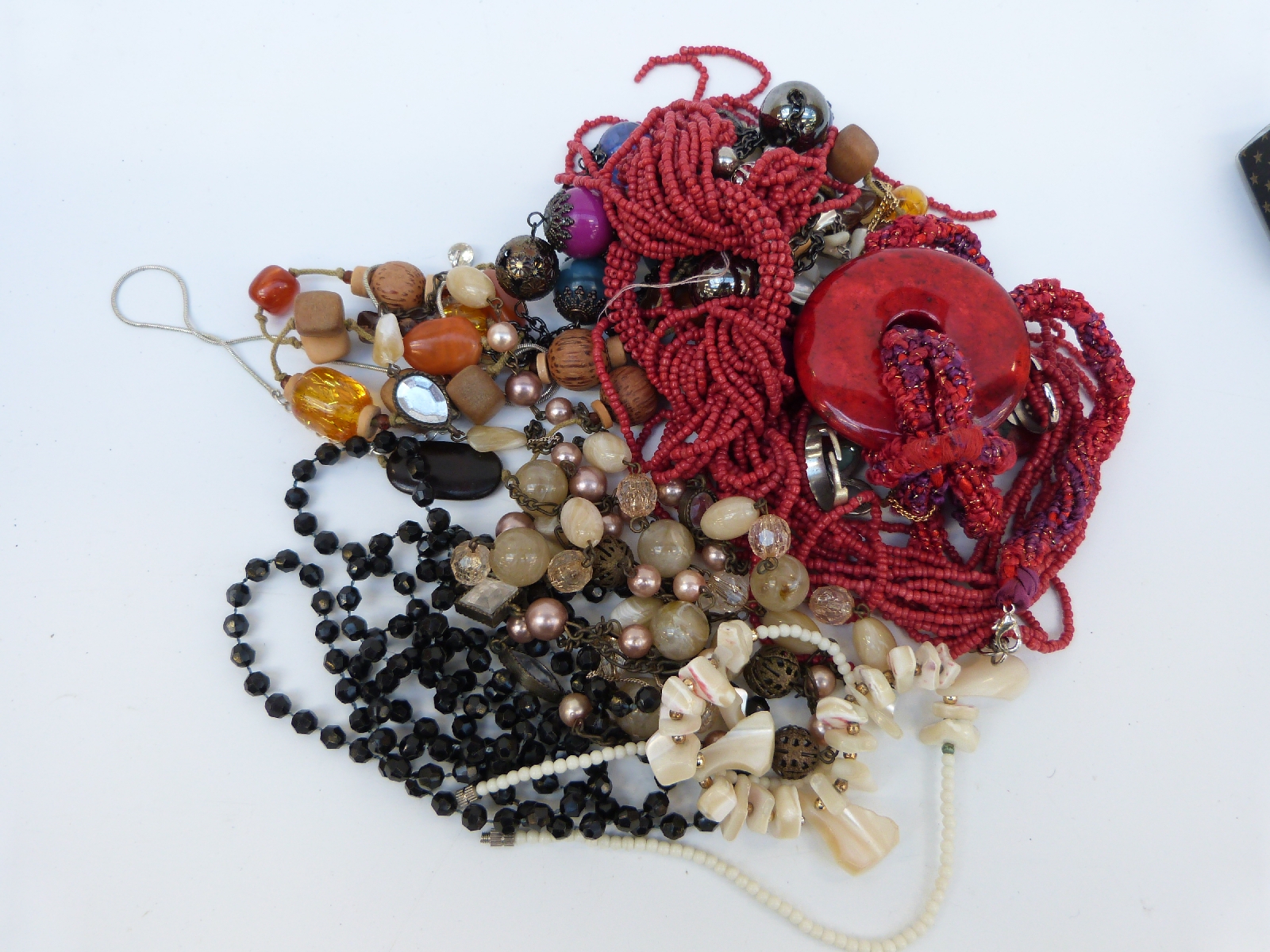 A collection of costume jewellery to include necklaces, - Image 7 of 17