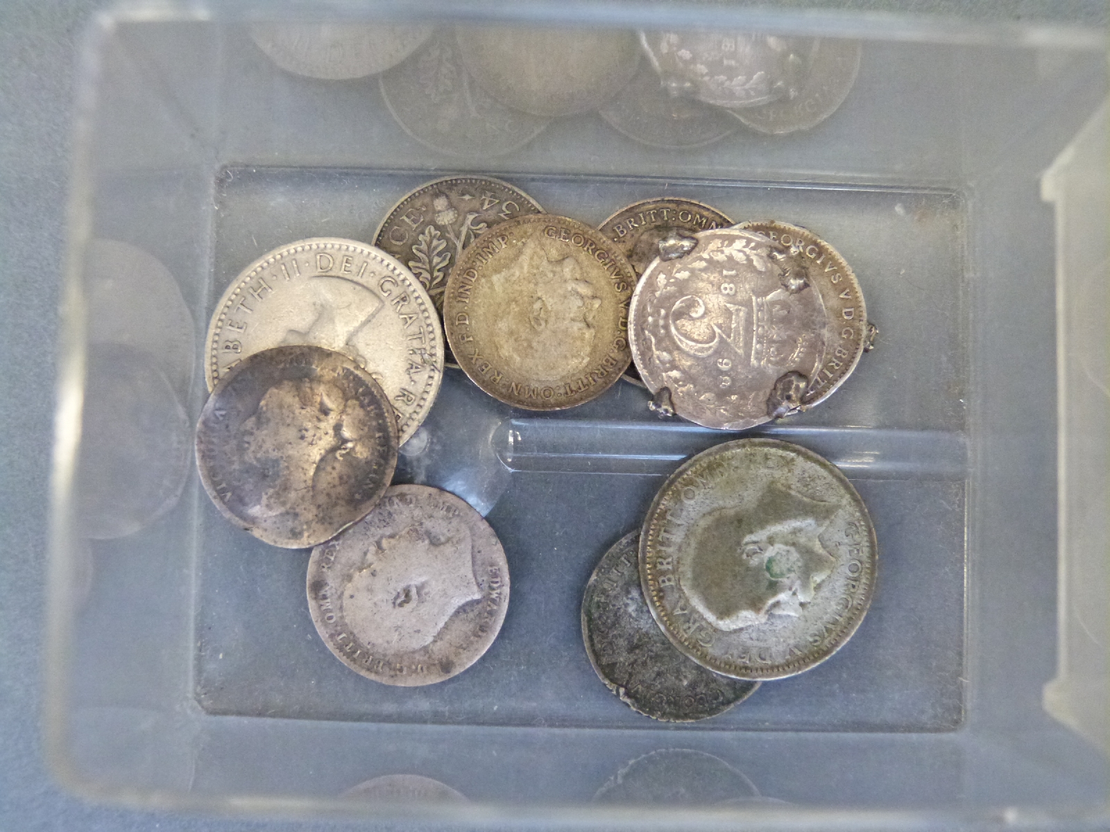 An amateur collection of largely UK coinage in a small collector's cabinet, - Bild 17 aus 17