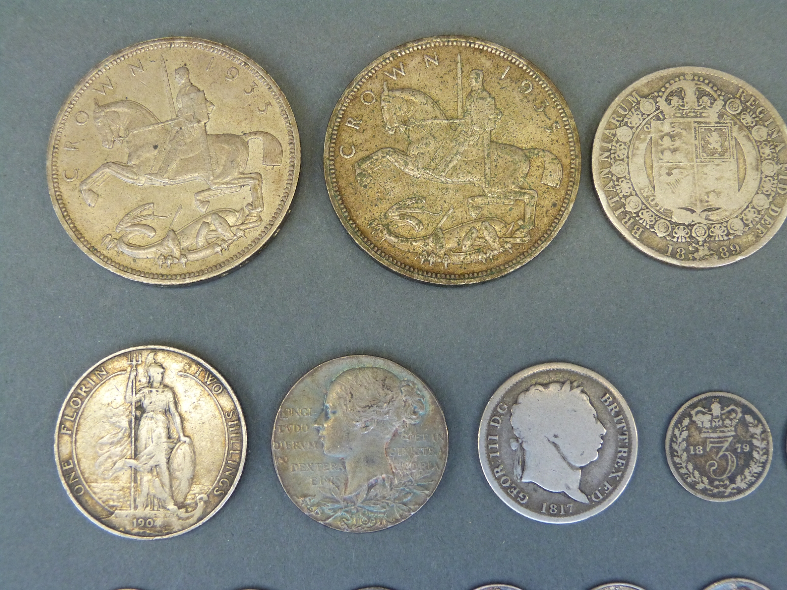 A collection of various silver coins to include Victorian commemorative medal coin, - Bild 2 aus 6