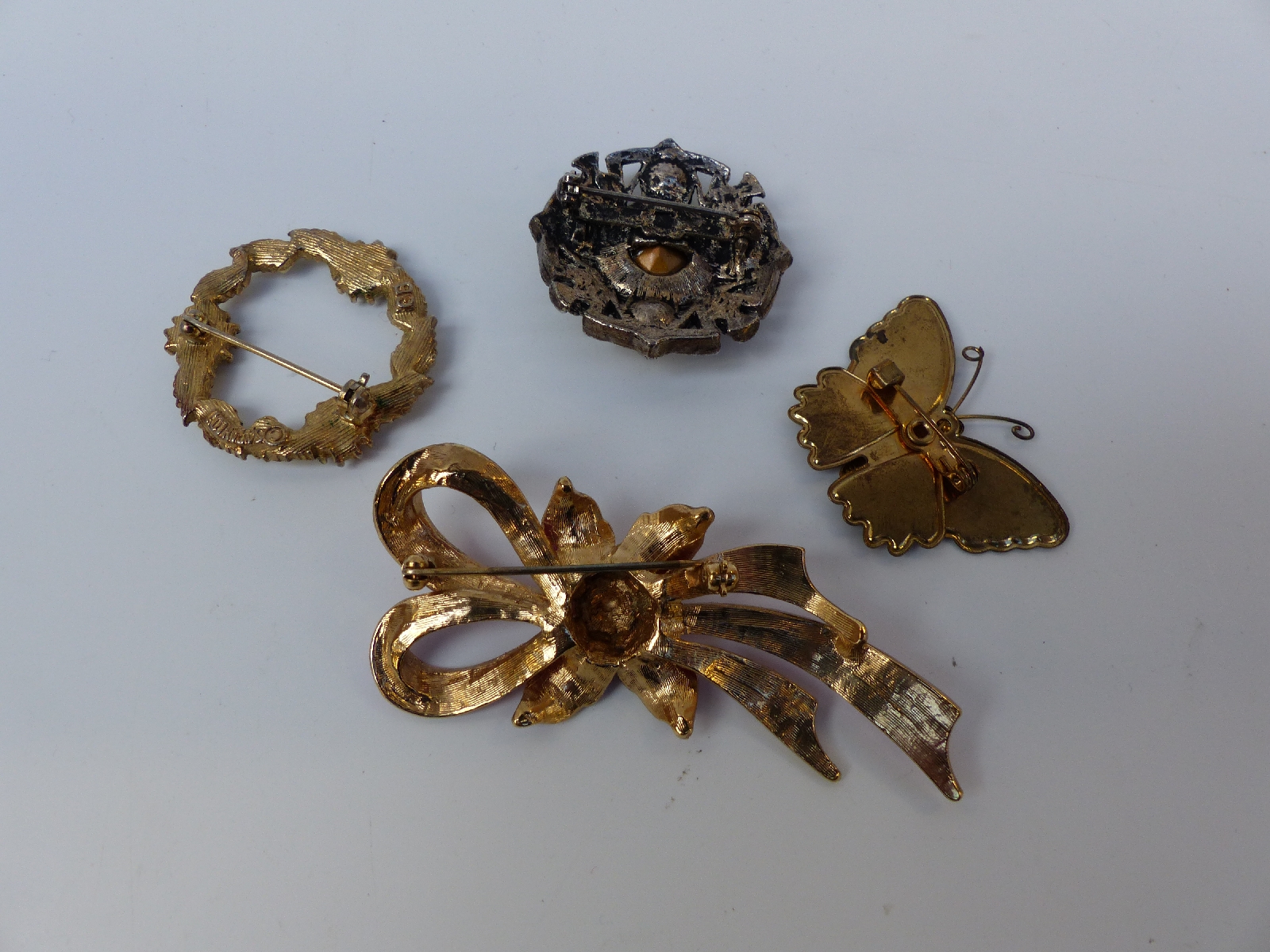 A collection of costume jewellery to include Sarah Coventry bracelets etc - Image 8 of 10