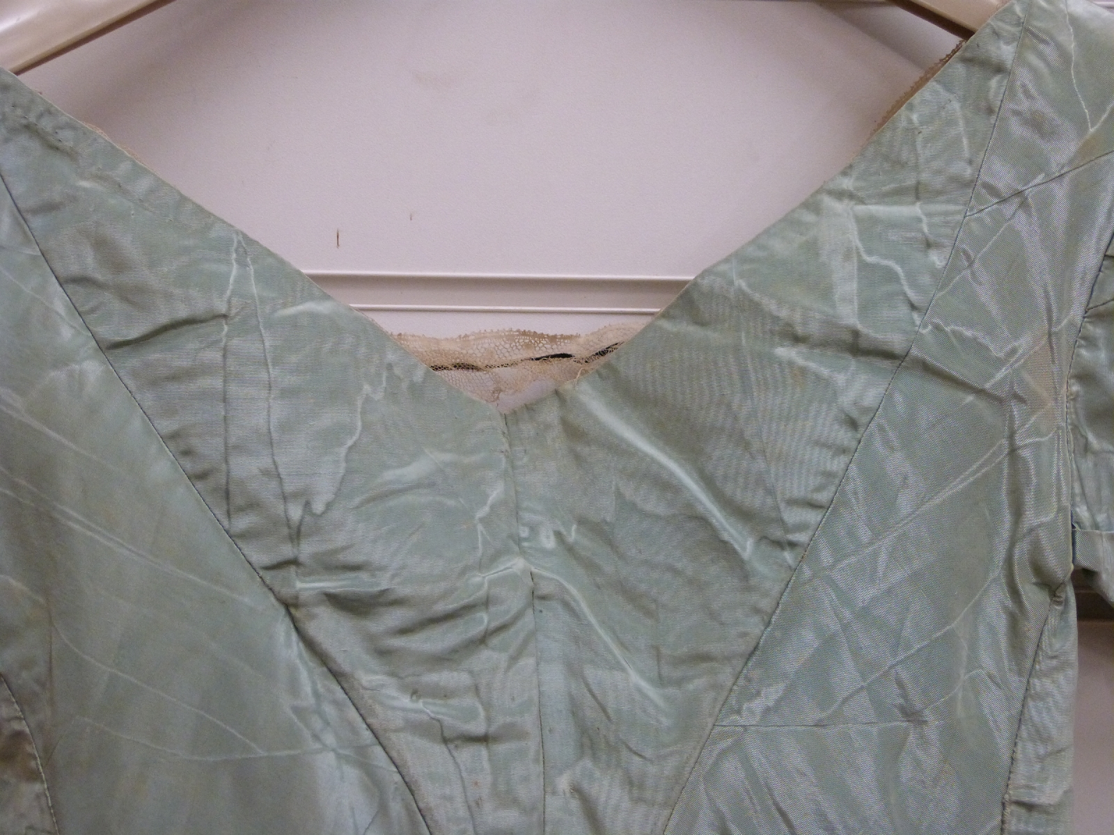 A Victorian silk taffeta boned fitted bodice or top with lace trim - Image 4 of 6