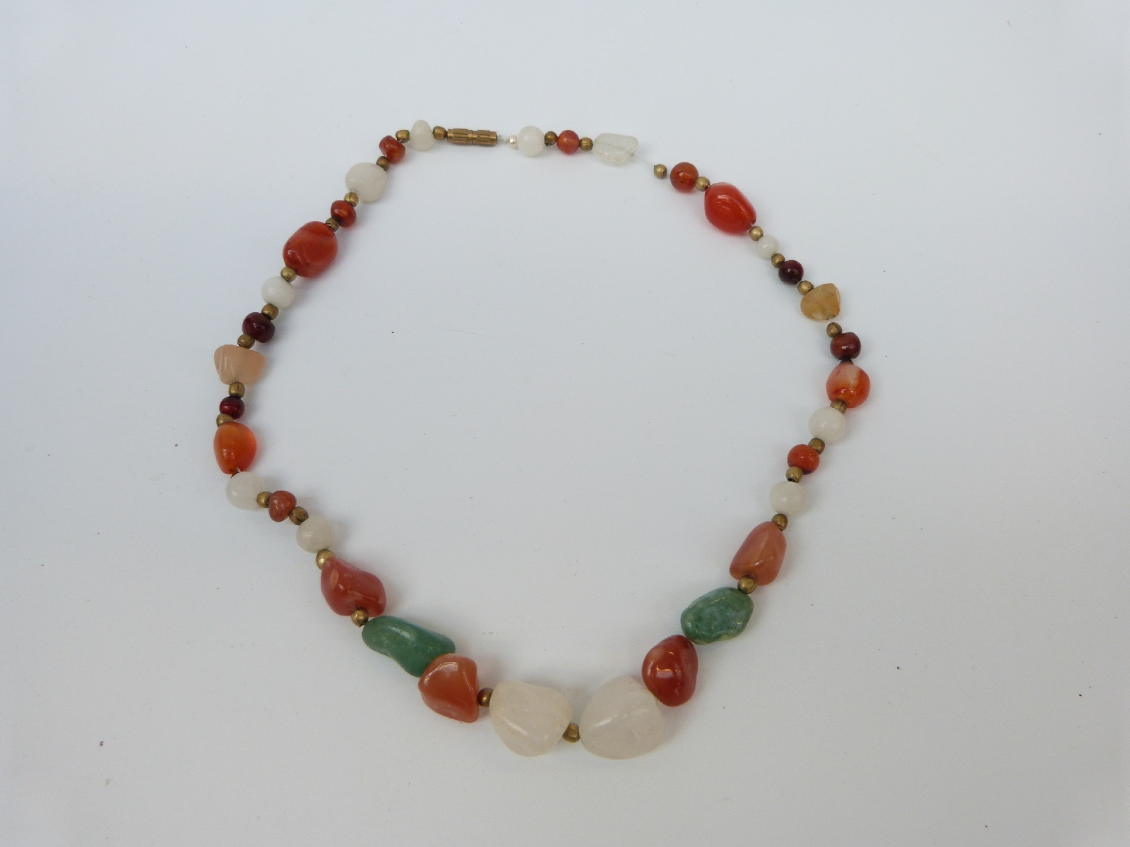 A collection of jewellery to include amber, agate necklace, French jet, - Image 26 of 27