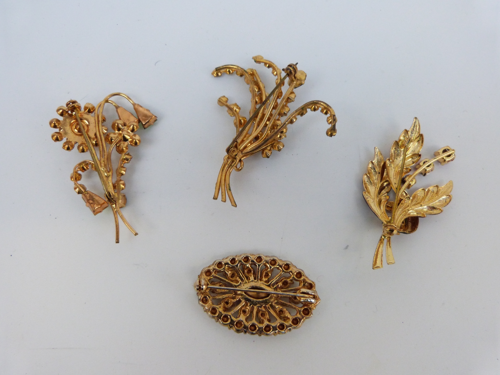 A collection of costume jewellery to include necklaces, - Image 12 of 17