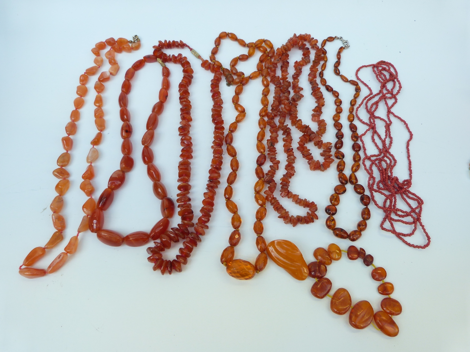 A collection of jewellery to include amber, agate necklace, French jet, - Image 23 of 27