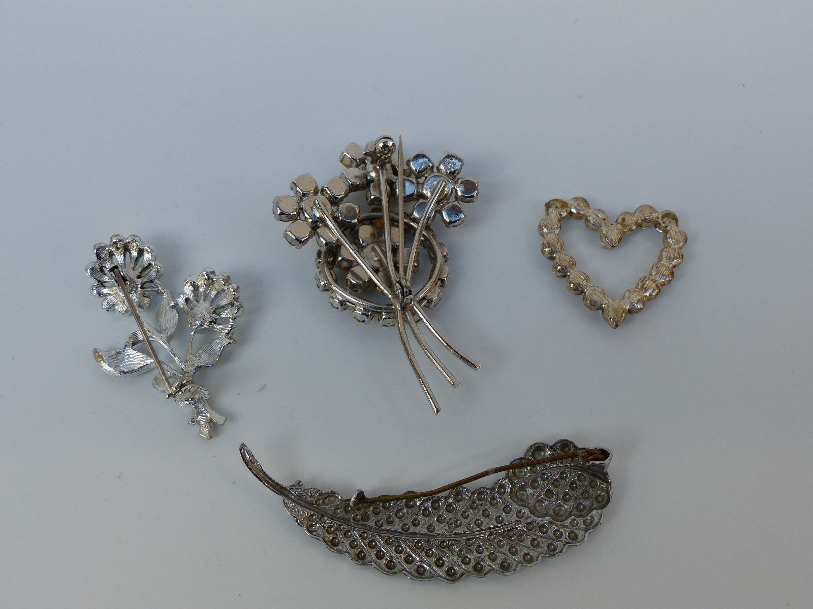 A collection of costume jewellery including rings, brooches including Miracle and Mizpah, - Image 16 of 21