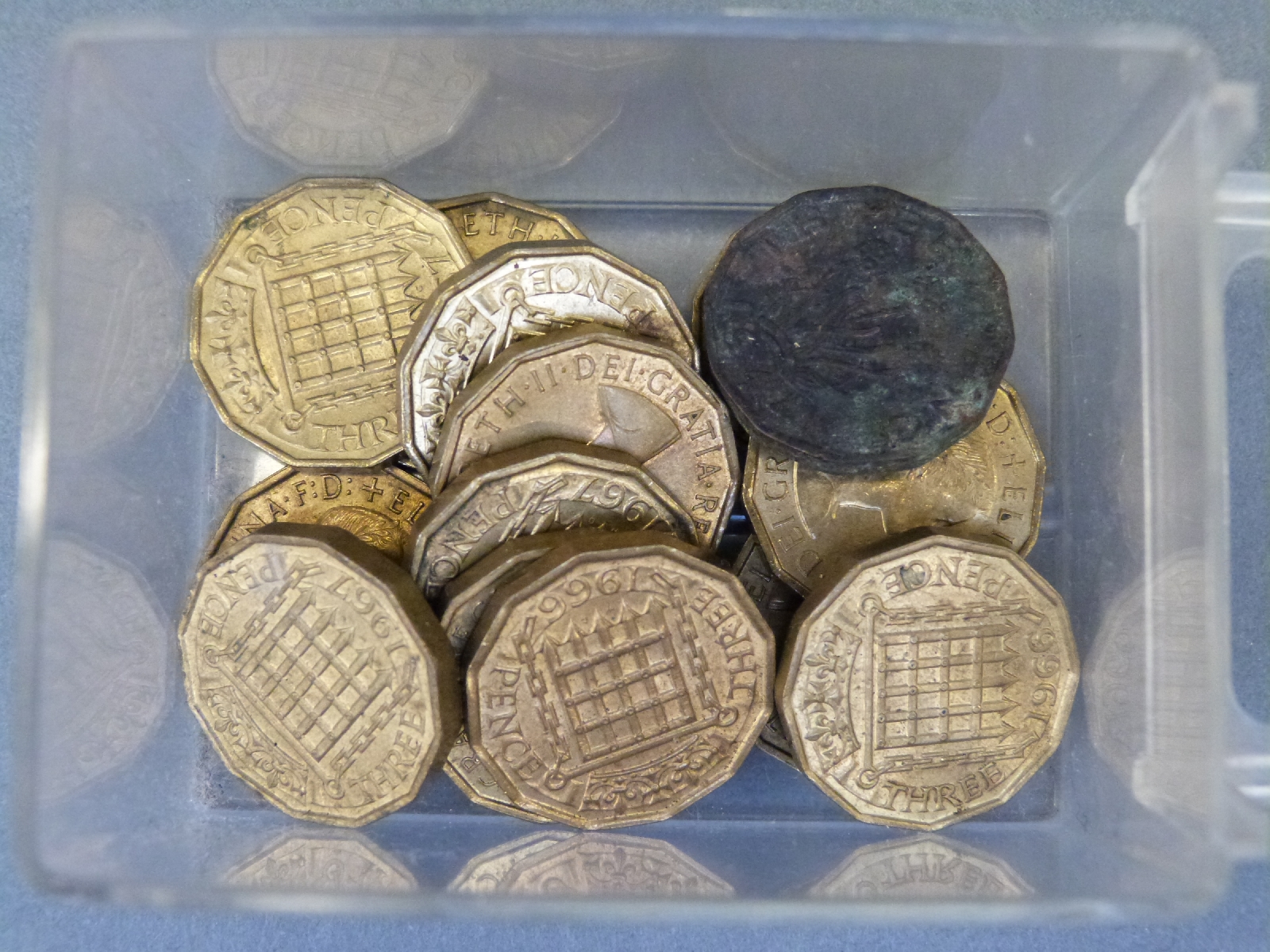 An amateur collection of largely UK coinage in a small collector's cabinet, - Bild 13 aus 17