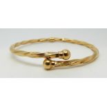 A 9ct gold twisted bangle with hinged section, 4.