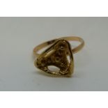 An 18ct gold ring with a pierced triangular design, 3.