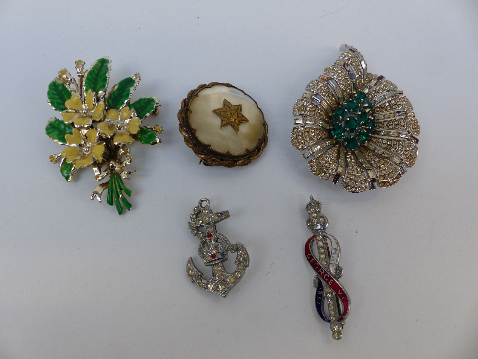 A large collection of costume jewellery including silver plated - Image 11 of 16