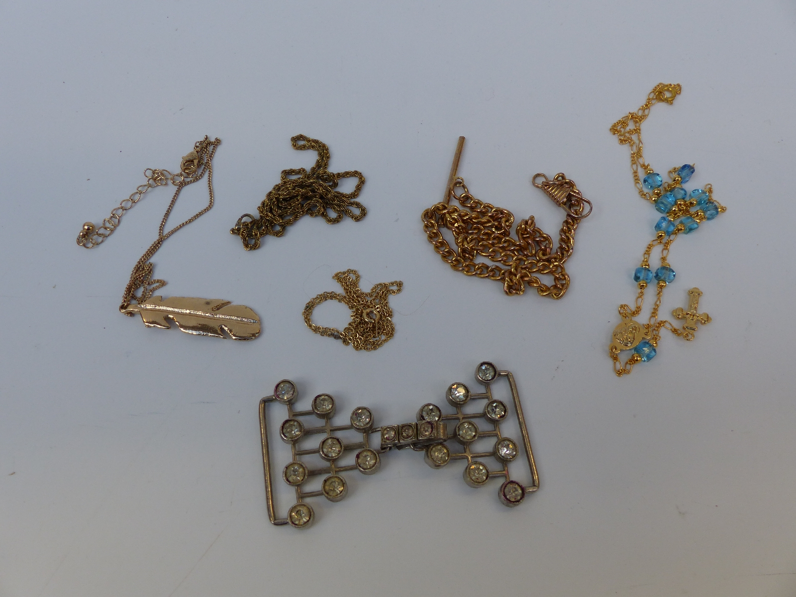 A collection of costume jewellery to include Sarah Coventry bracelets etc - Image 9 of 10