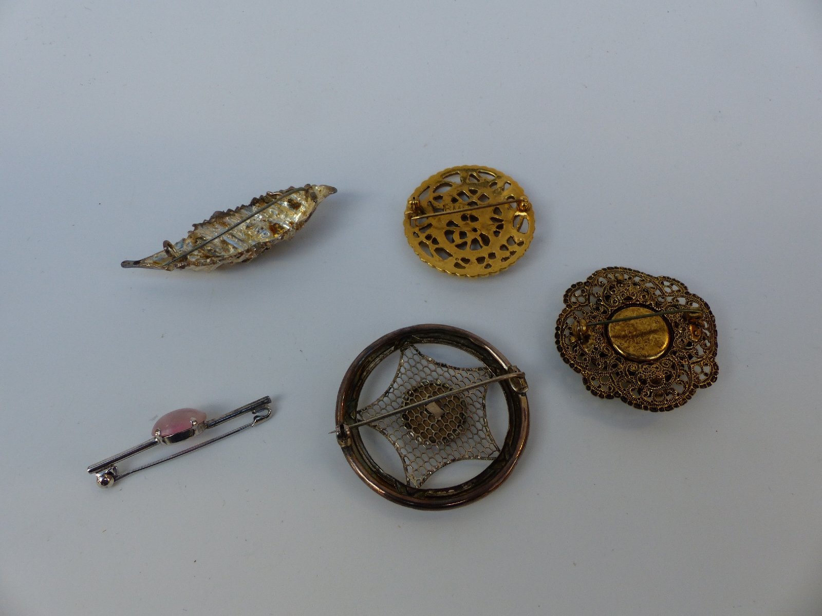 A collection of silver brooches to include one in the form of a leaf, - Image 4 of 5