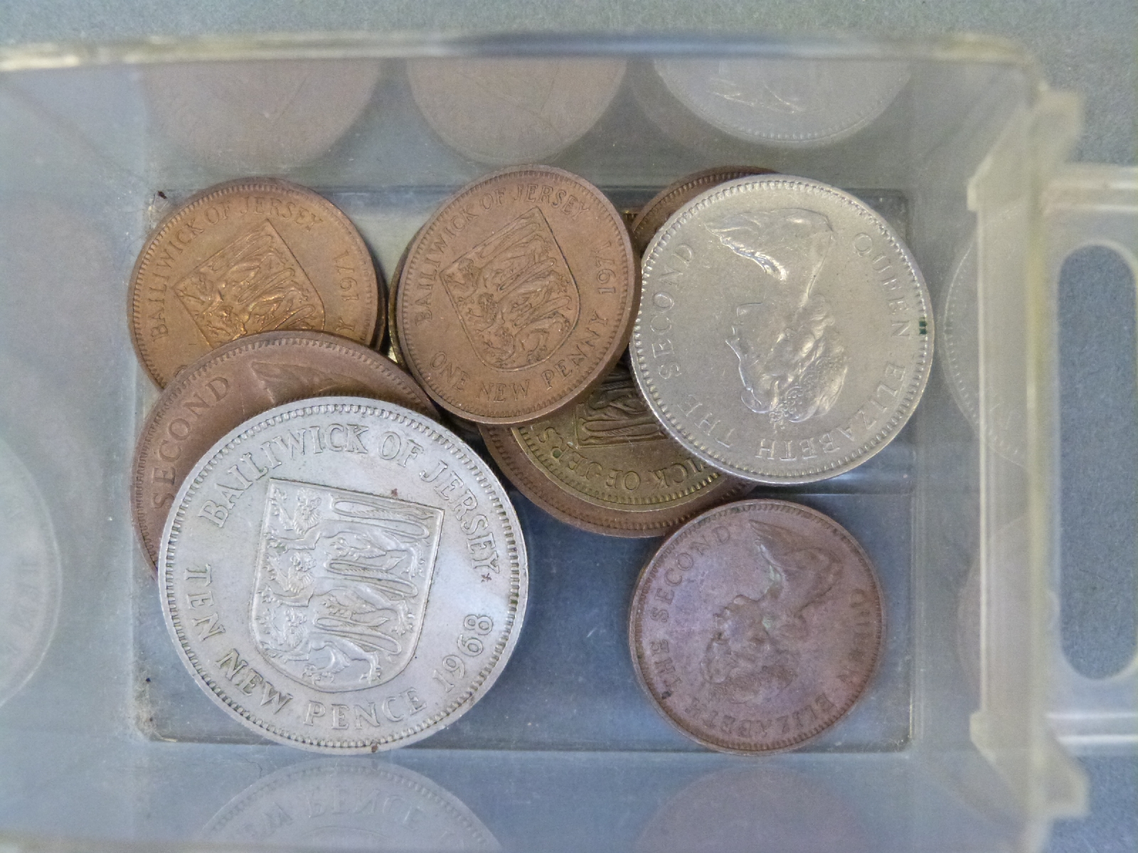 An amateur collection of largely UK coinage in a small collector's cabinet, - Bild 15 aus 17