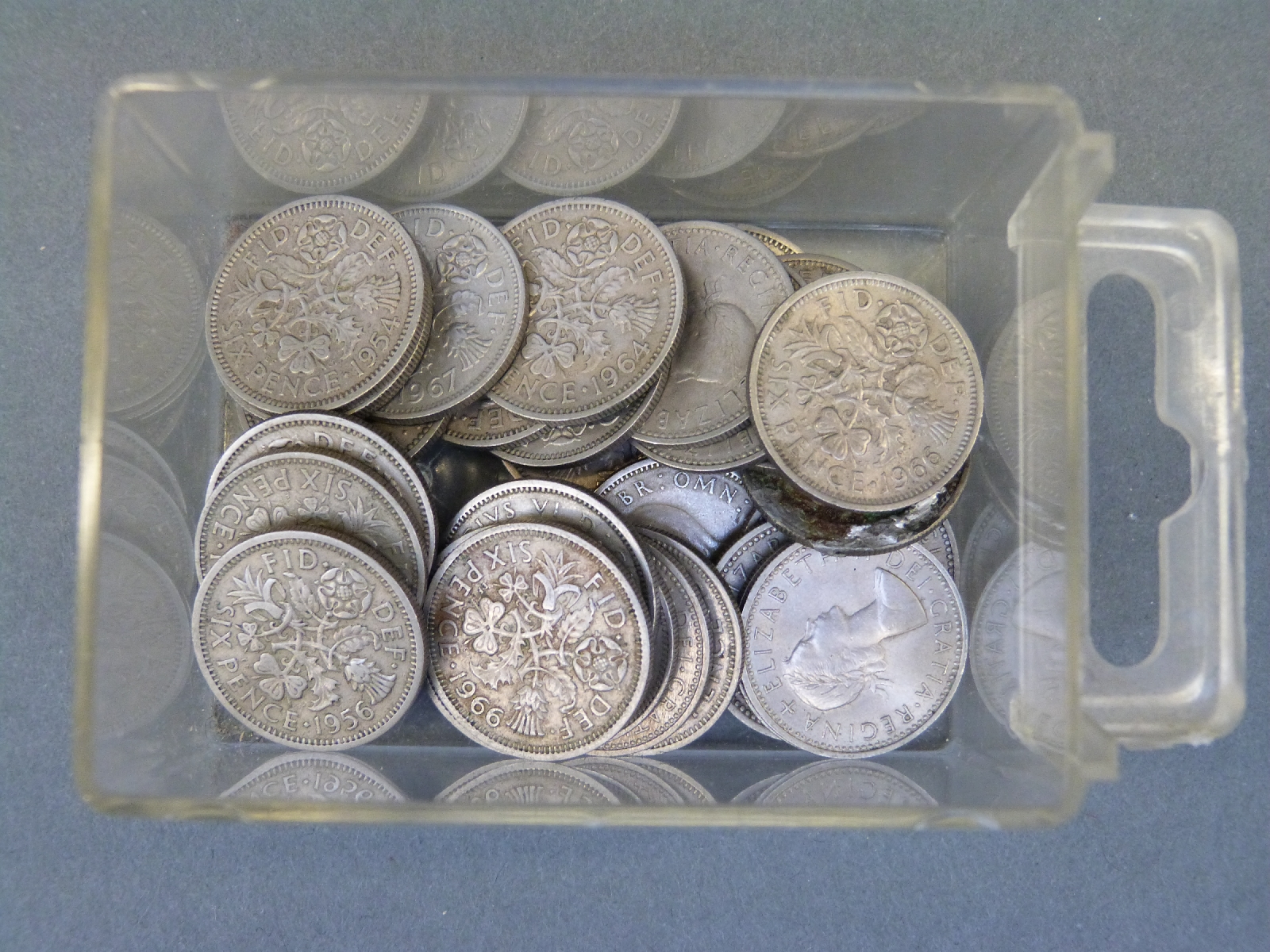 An amateur collection of largely UK coinage in a small collector's cabinet, - Bild 11 aus 17
