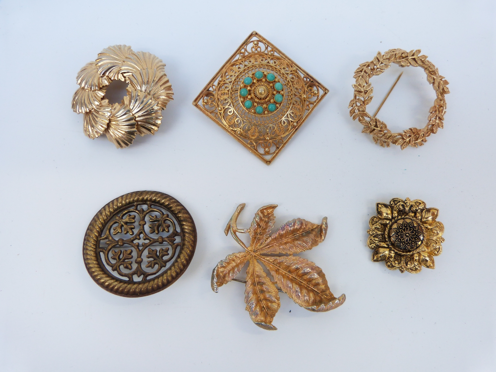 A collection of costume jewellery to include silver filigree brooch, silver spoon, silver brooch, - Image 6 of 12