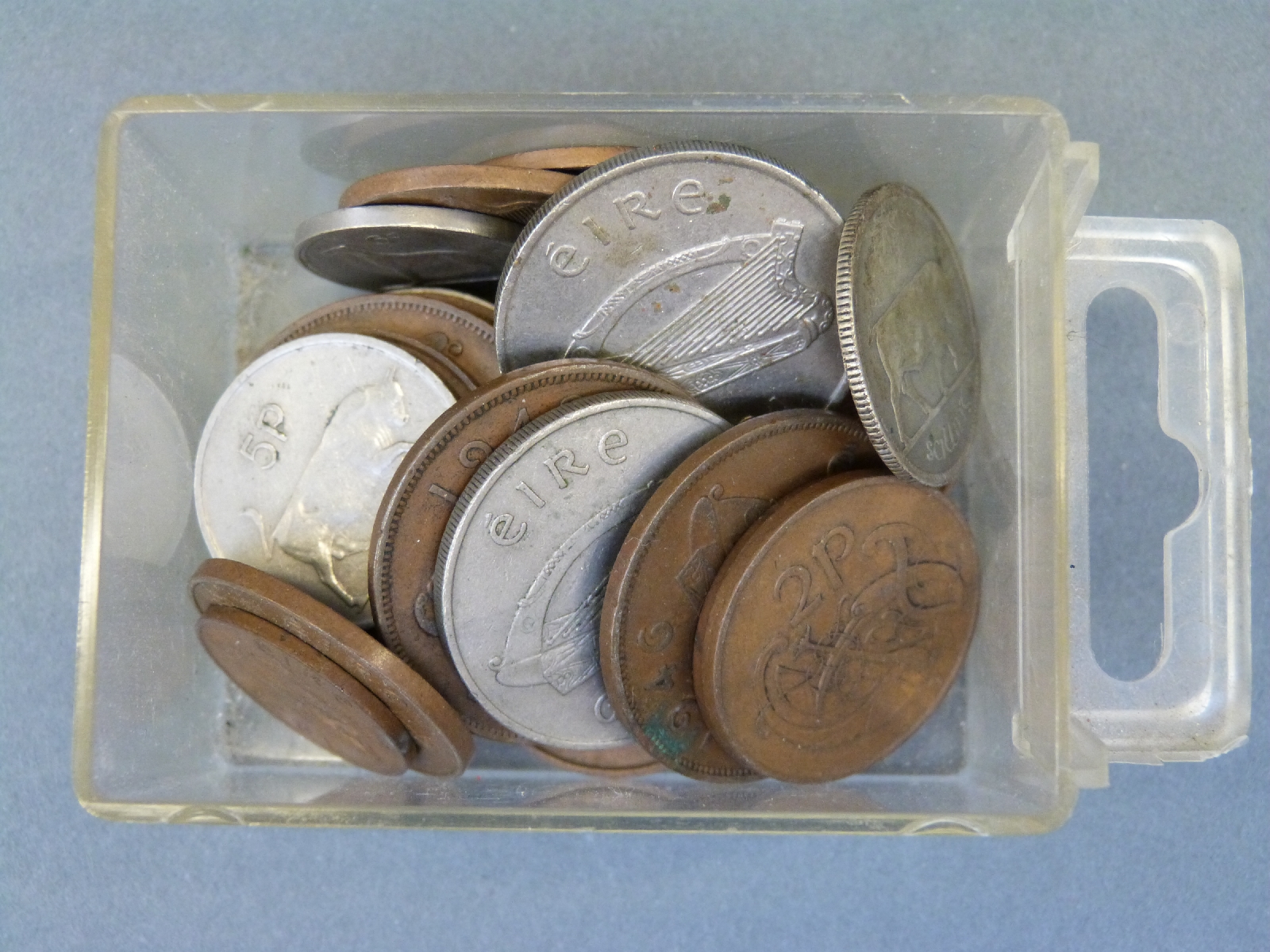 An amateur collection of largely UK coinage in a small collector's cabinet, - Bild 4 aus 17