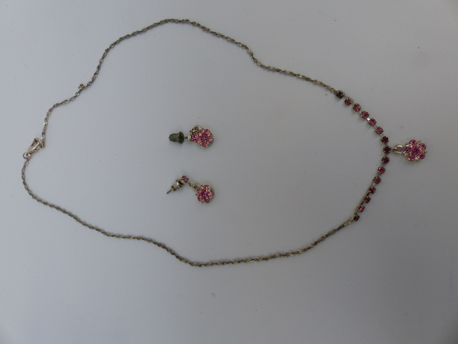 A collection of costume jewellery to include beads, brooches, Weiss bracelet, - Image 13 of 25