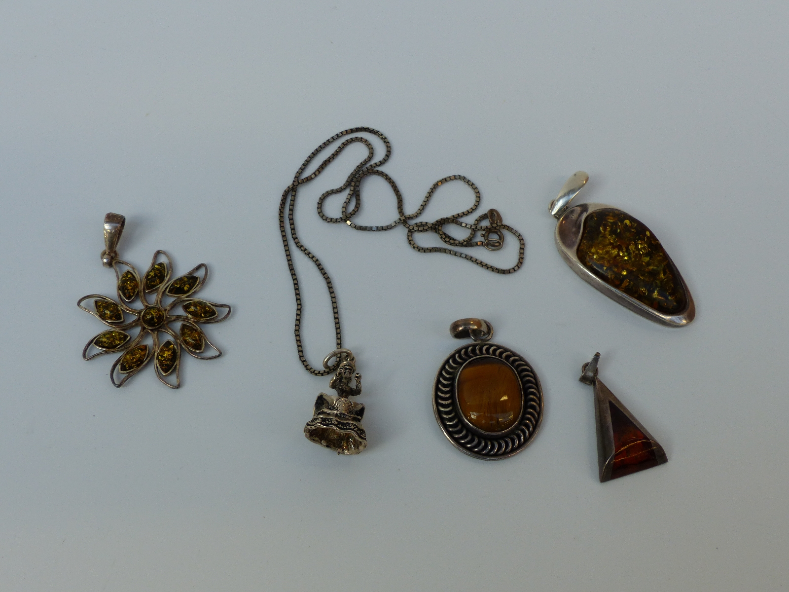 A collection of silver jewellery set with pressed amber, - Image 8 of 9