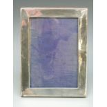 An Edward VII hallmarked silver photograph frame to suit 6 x 4 inch photograph,