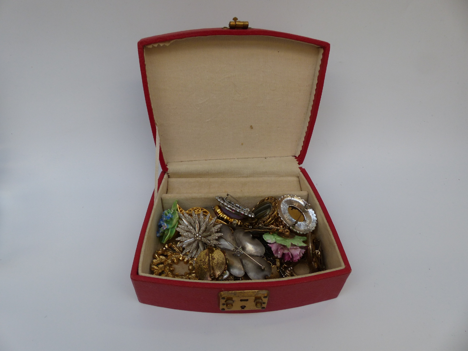 A collection of costume jewellery to include beads, brooches, Weiss bracelet, - Image 20 of 25