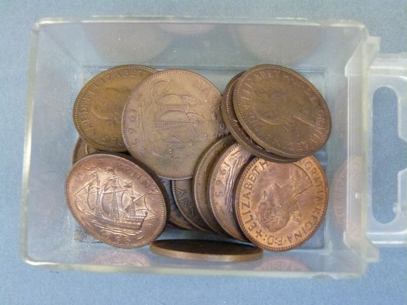 An amateur collection of largely UK coinage in a small collector's cabinet, - Bild 9 aus 17