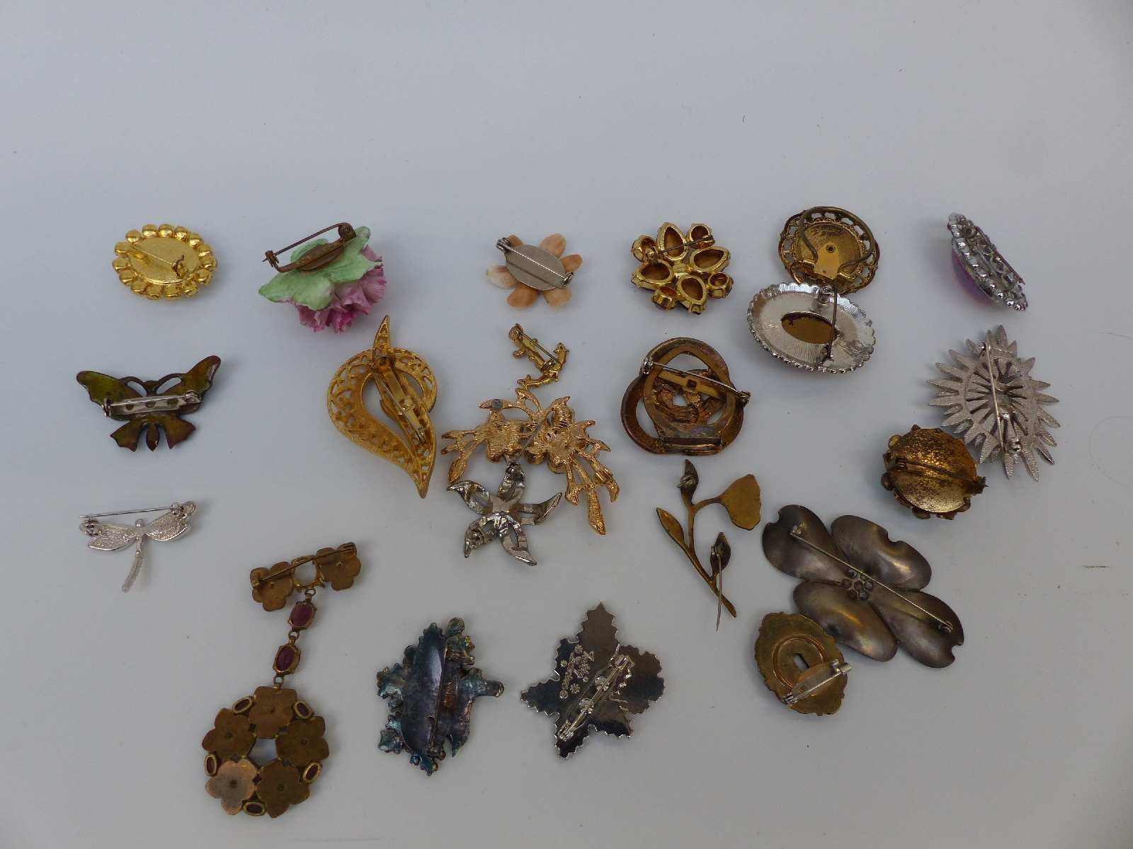 A collection of costume jewellery to include beads, brooches, Weiss bracelet, - Image 19 of 25