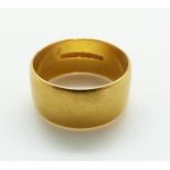 A 22ct gold wedding band, 10.