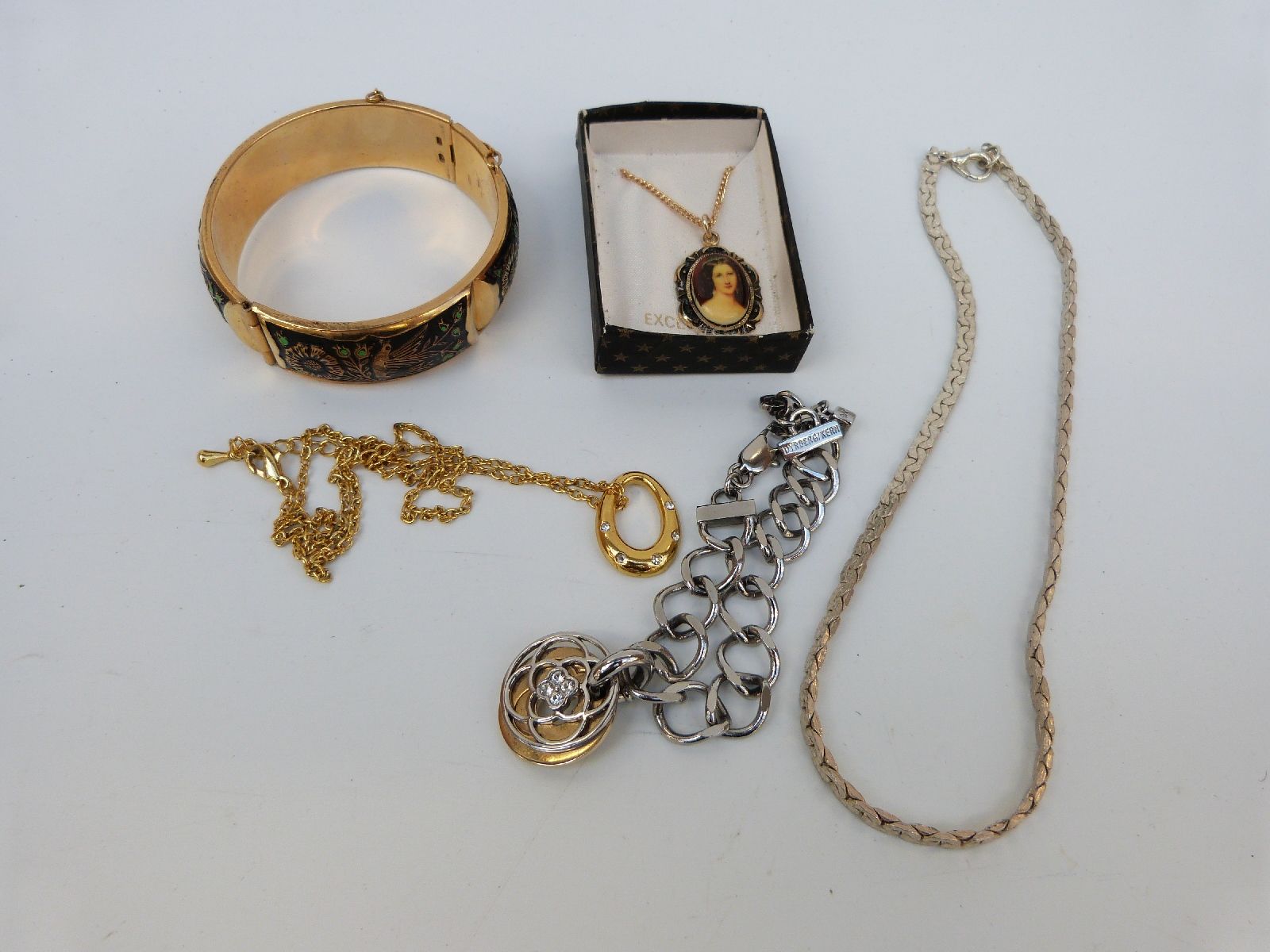 A collection of costume jewellery to include necklaces, - Image 8 of 17