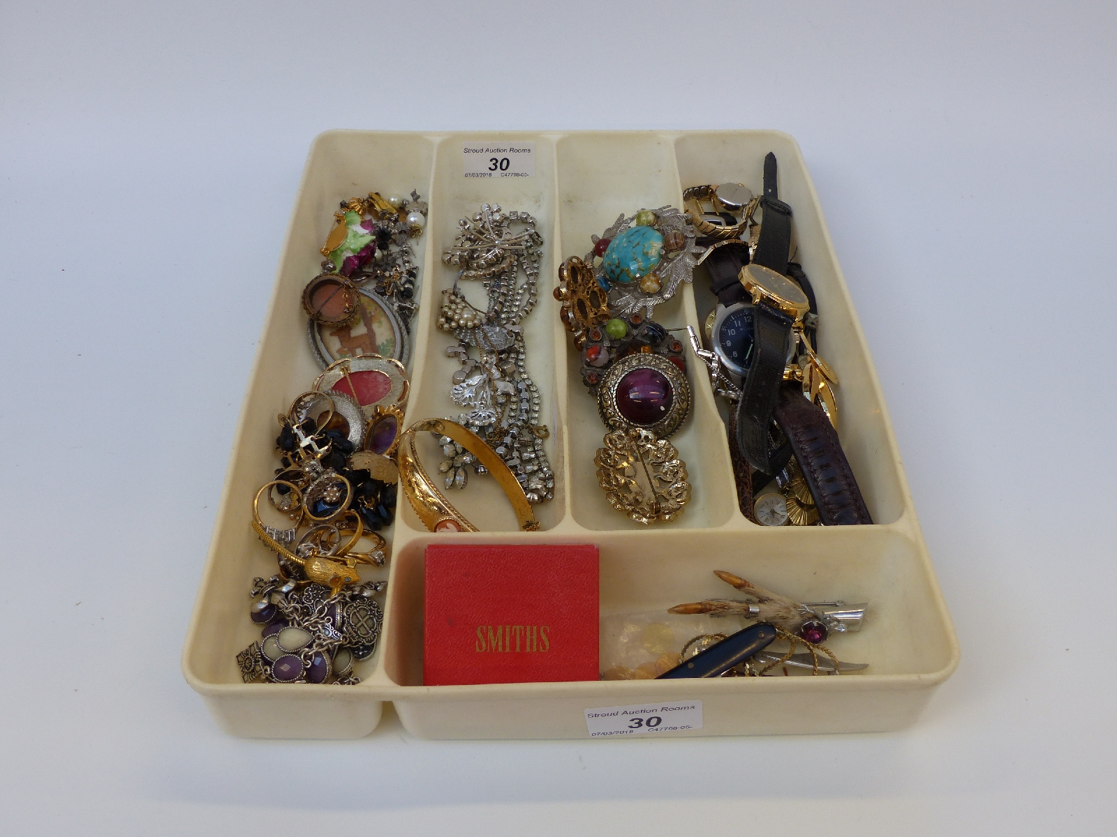 A collection of costume jewellery including rings, brooches including Miracle and Mizpah, - Image 21 of 21