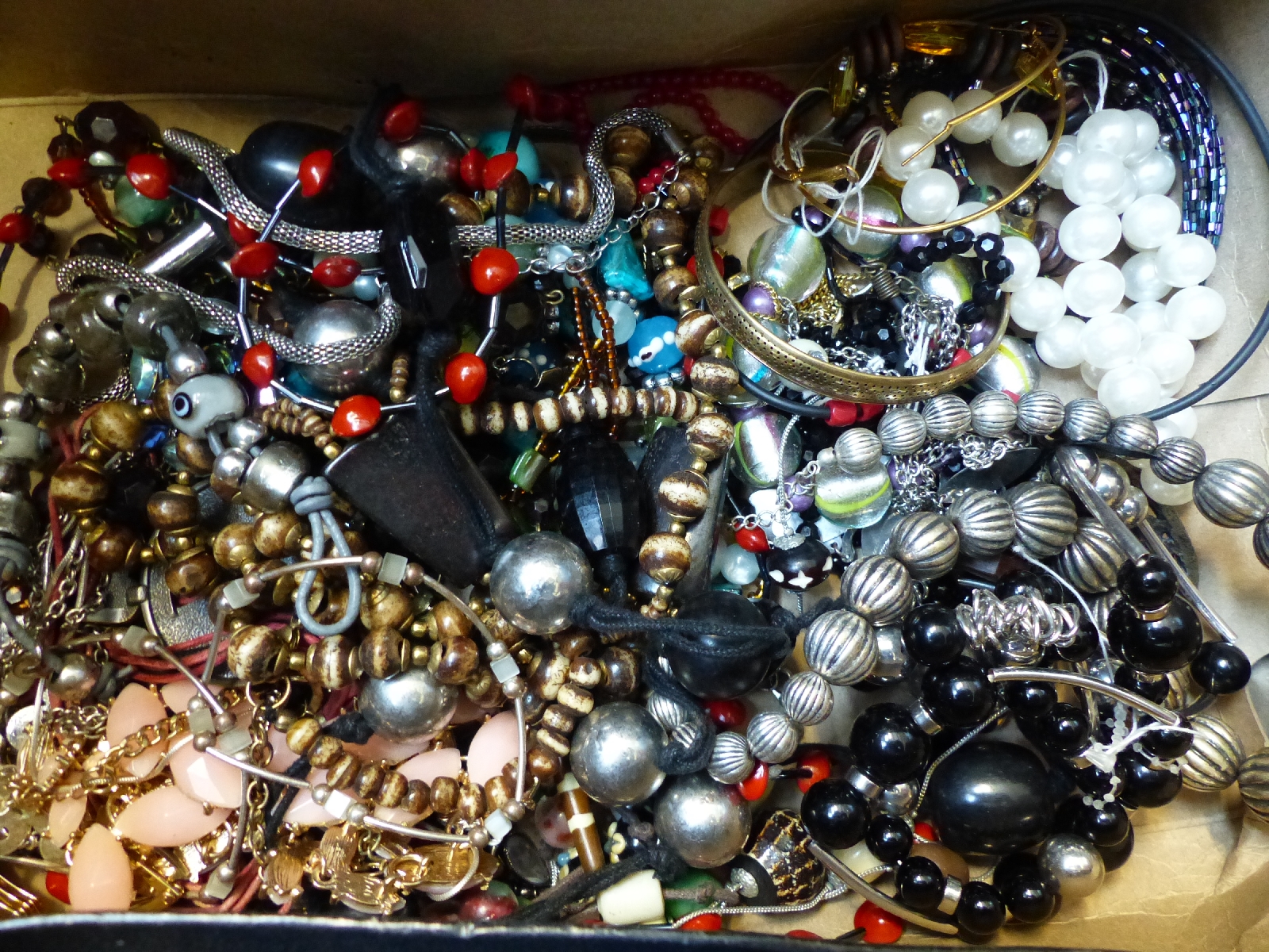 A large collection of costume jewellery including silver plated - Image 6 of 16