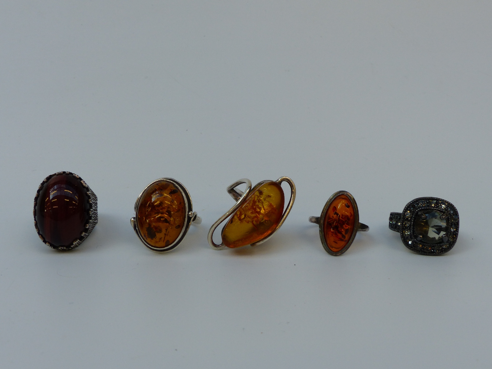 A collection of silver jewellery set with pressed amber, - Image 4 of 9