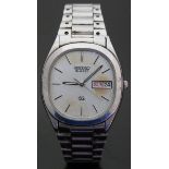 Seiko SQ gentleman's wristwatch with day and date aperture, luminous hands, two-tone baton markers,