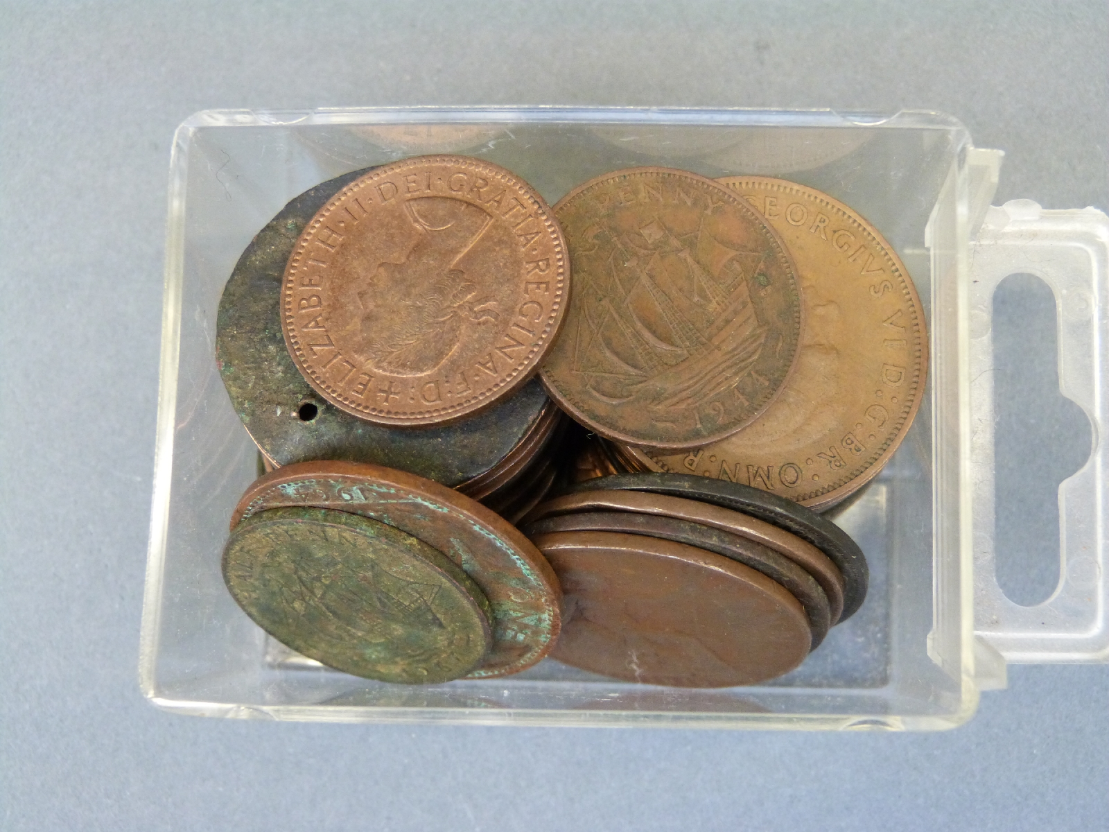 An amateur collection of largely UK coinage in a small collector's cabinet, - Bild 2 aus 17