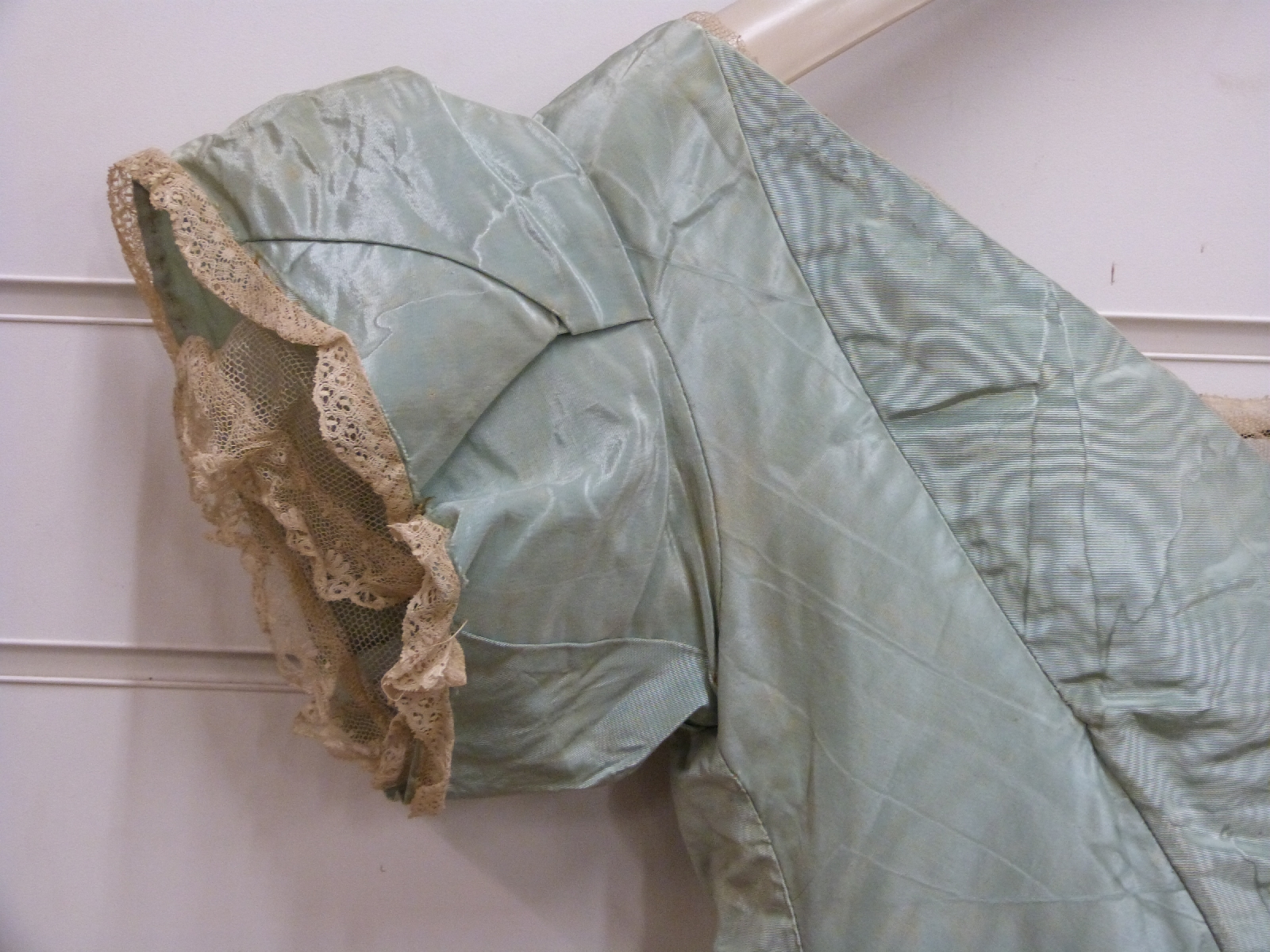 A Victorian silk taffeta boned fitted bodice or top with lace trim - Image 2 of 6