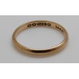 A 9ct gold wedding band, 1.