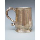 A modern hallmarked silver tankard, London 1961 maker William Comyns & Sons Ltd,