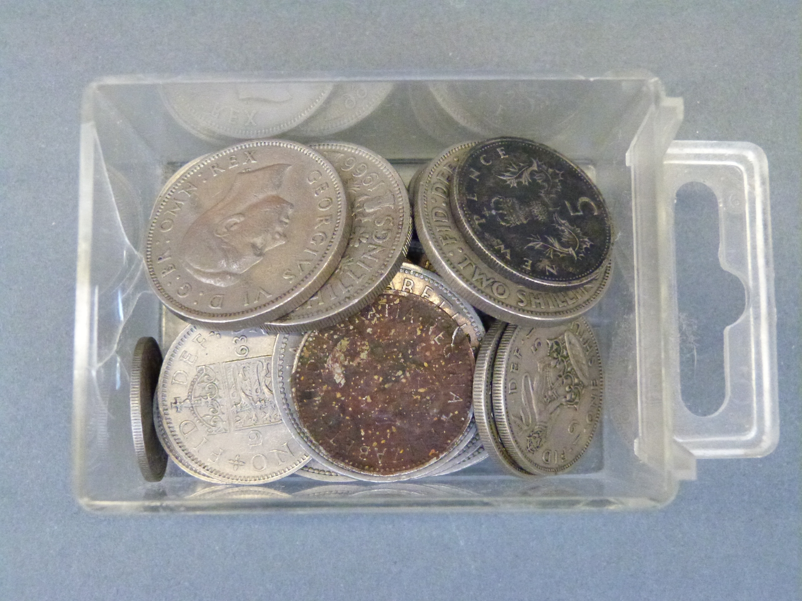 An amateur collection of largely UK coinage in a small collector's cabinet, - Bild 6 aus 17