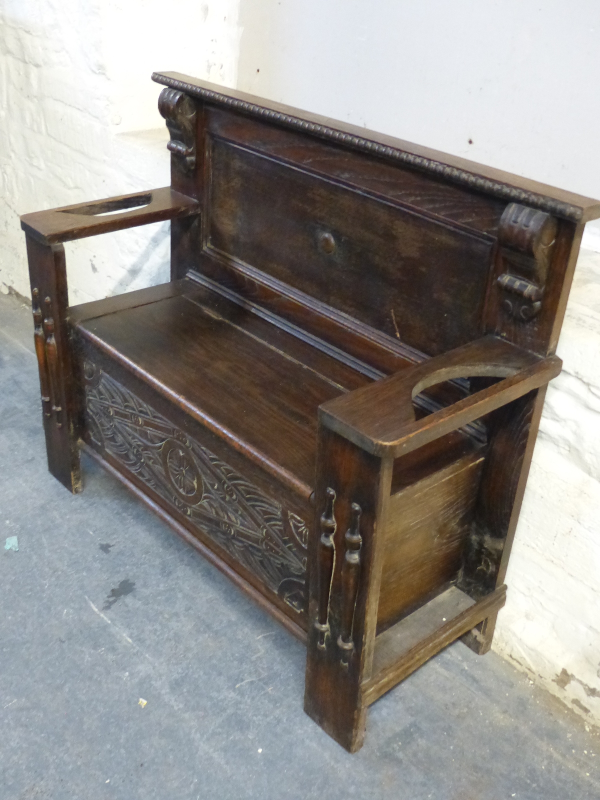 An oak settle with lift up seat and stick stands to arms, - Image 2 of 2