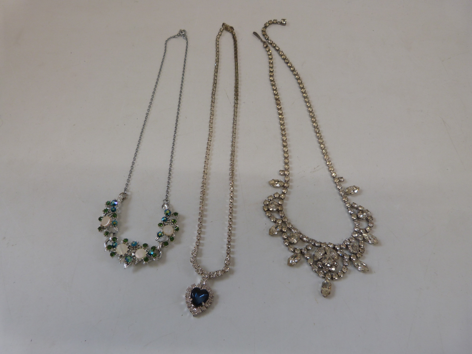 A collection of costume jewellery to include crystal and silver and diamante necklaces, RAF brooch, - Bild 9 aus 10